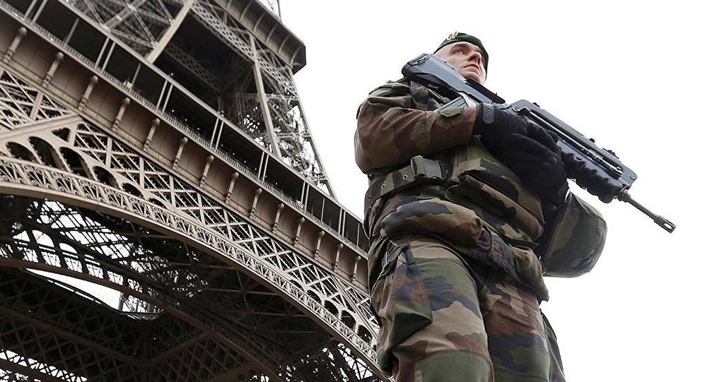 Paris saldırılarının ardından Olağanüstü Hal ilan eden Fransa, İnsan Hakları Bildirgesi’ni askıya alacağını açıkladı