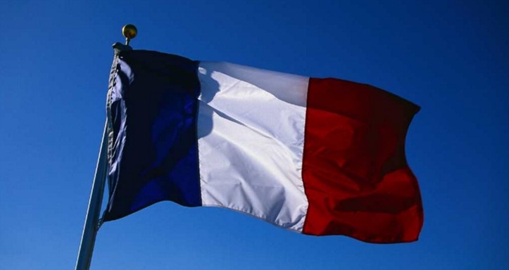 Fransa’ya gelen göçmenlere geçici ikamet izni uygulamasına son veren yasa kabul edildi