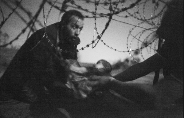 Almanya’da mülteciler yasa dışı uygulamalara maruz kalıyorAvustralyalı fotoğrafçı W. Richardson Sırp-Macar sınırında mülteci bebeğin dikenli teller arasındaki geçirilirken çektiği fotoğraf “Dünya Basın Fotoğrafı” ödülünü kazandı