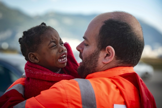 Spanish rescuers recover dead baby, save 520 migrants at sea