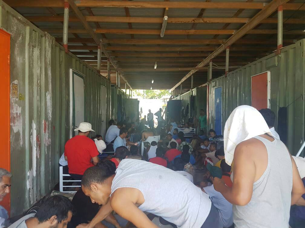 Manus Island: PNG police move into detention centre and tell refugees to leave