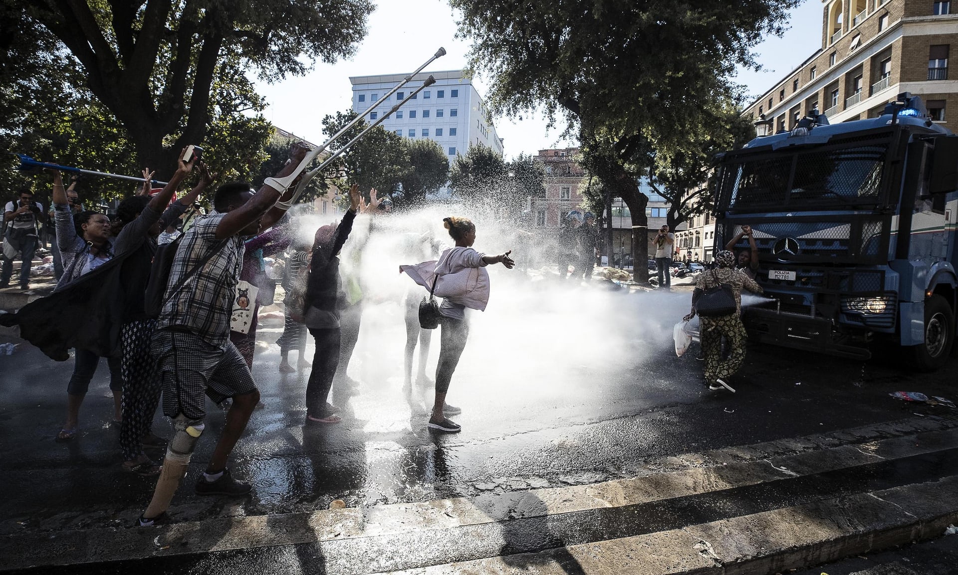 Italian police use water cannon against refugees occupying Rome square