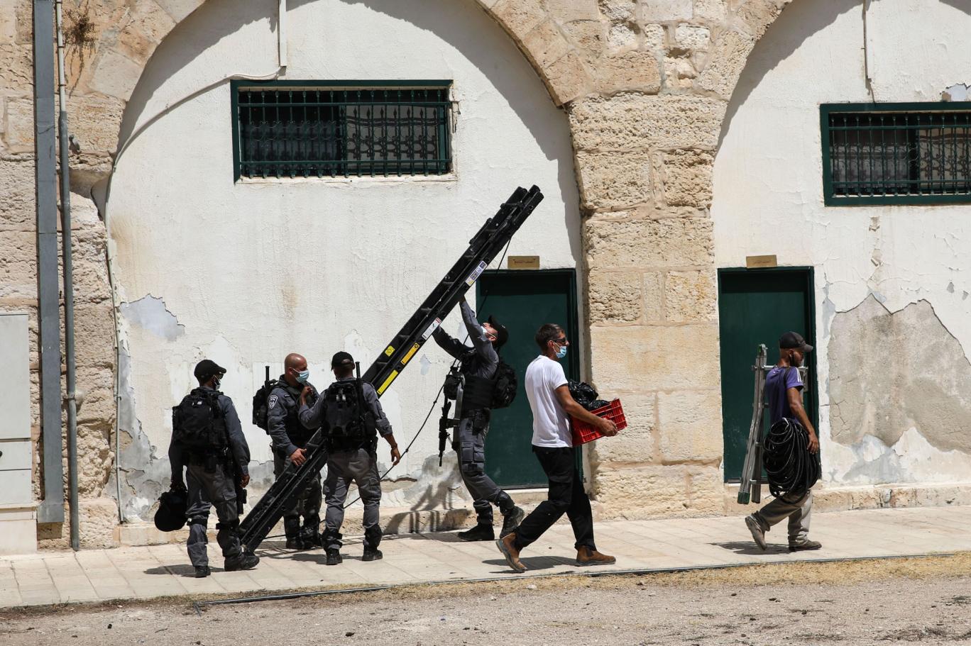 İsrail polisi Mescid-i Aksa’ya baskın düzenleyerek hoparlör yerleştirdi