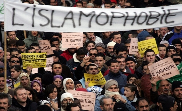 Fransa’da Müslüman futbolculara ibadet yasağı konularak ceza verildi