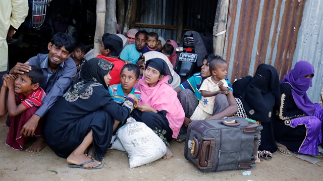 Rohingya Muslims flee Myanmar amid deadly attacks