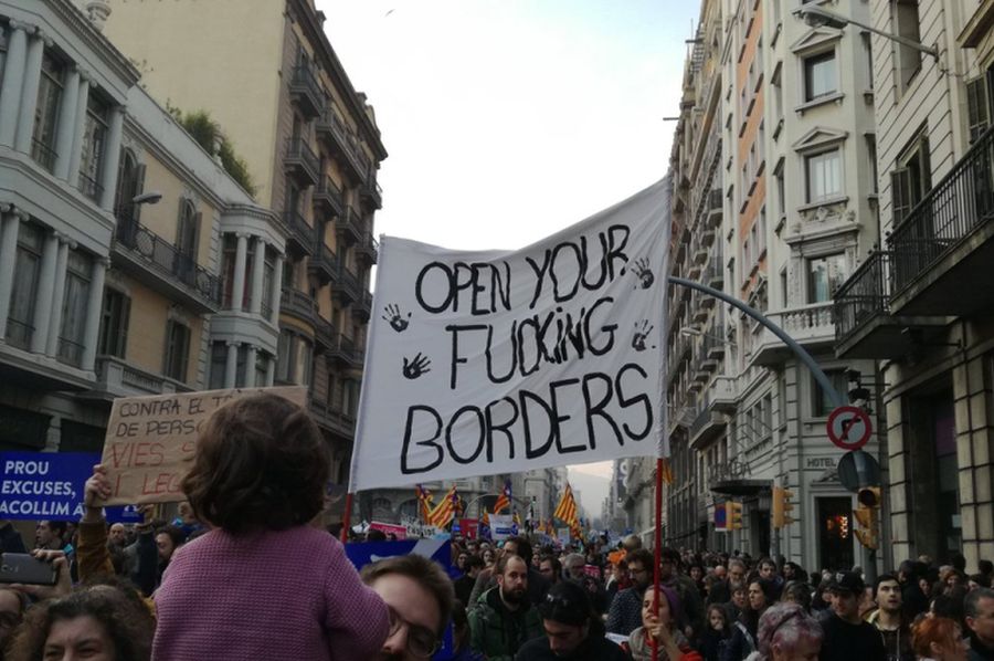 İspanya hükümeti mültecileri alma sözünü tutmayınca Barcelona halkı mülteciler için yürüdü