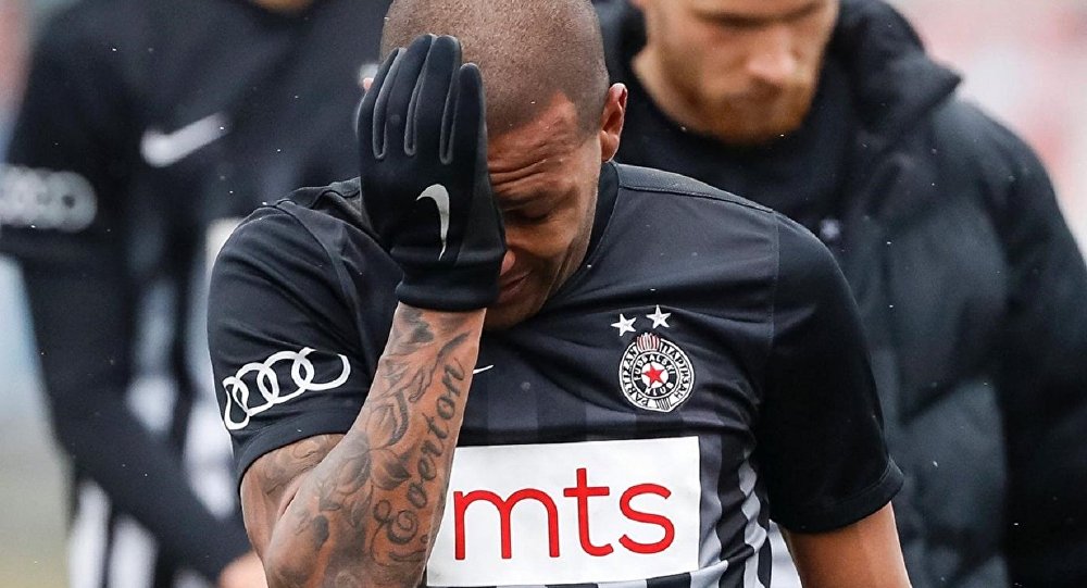 Sırp taraftarlardan Brezilyalı futbolcuya ırkçı saldırı: Futbolcu sahayı gözyaşları içinde terk etti