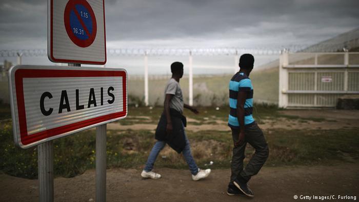 UK to build ‘big new wall’ in Calais to stop migrants