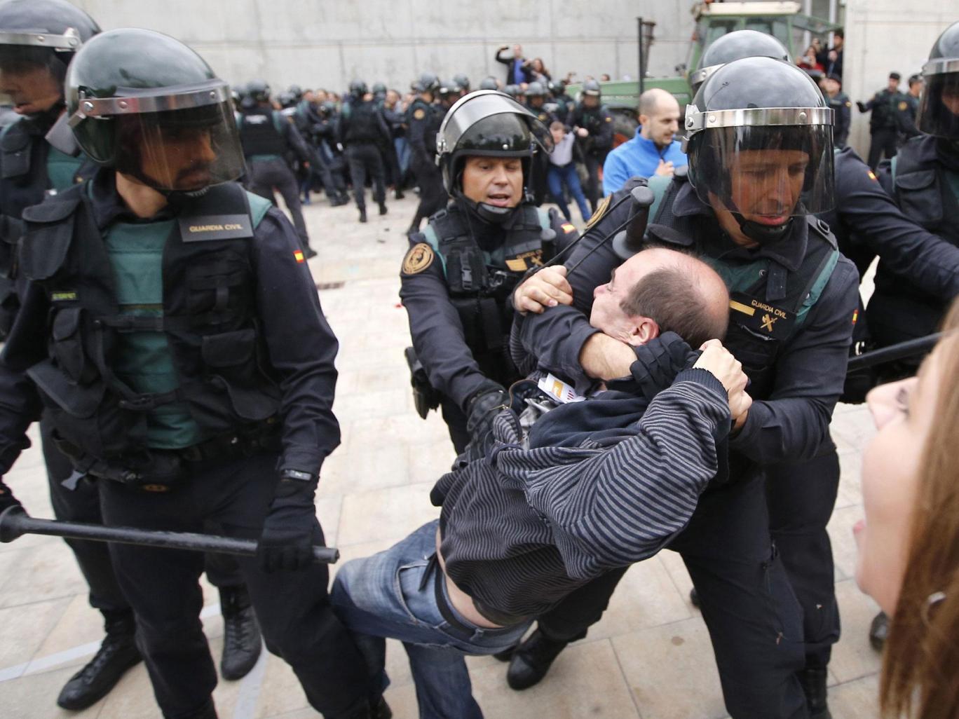 Spanish foreign minister claims photos of police brutality are “fake”
