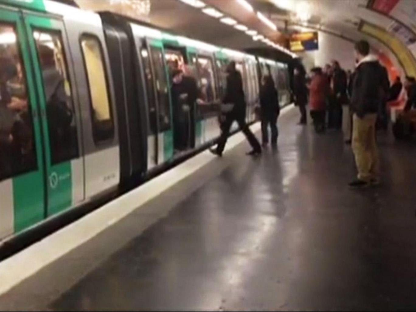 Paris’te bir siyahinin metroya binmesini engelleyen ırkçı Chelsea taraftarları hapis cezası aldı
