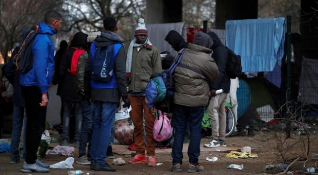 French police begin clearing makeshift migrant camp in Paris