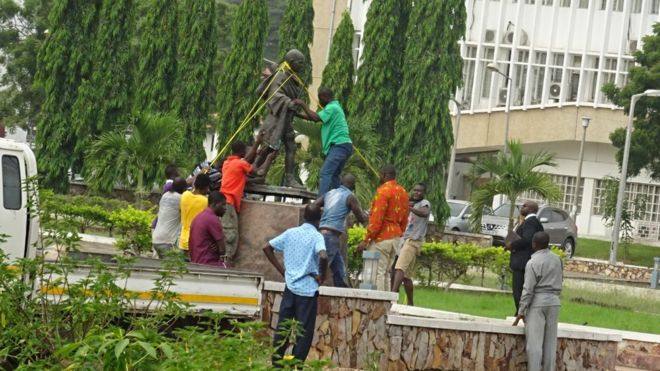 Ghana: Mahatma Gandhi’s statue removed after student protest