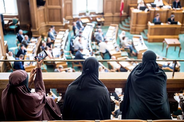 Amsterdam Belediye Başkanı burka yasağını uygulamaya yeniden karar verdi