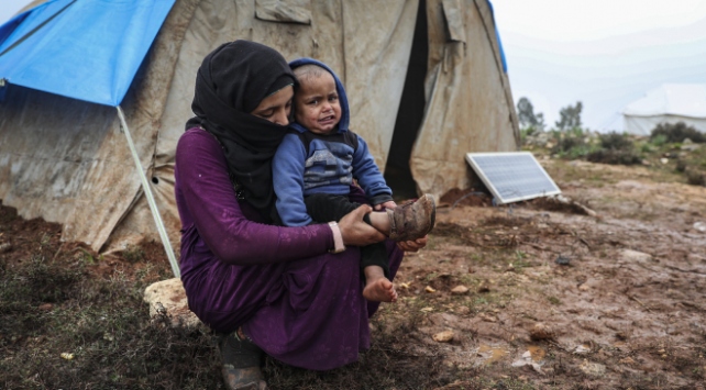 Newly displaced Syrians face crowded camps and harsh weather