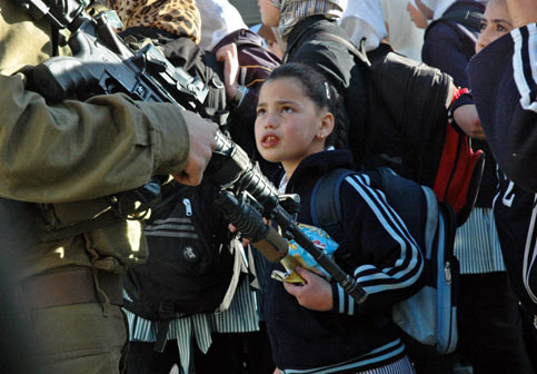 Israeli soldiers throw stones at Palestinian schoolchildren