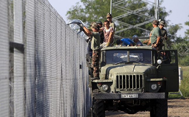 Hungarian inmates build new anti-migrant fence on Serbian border