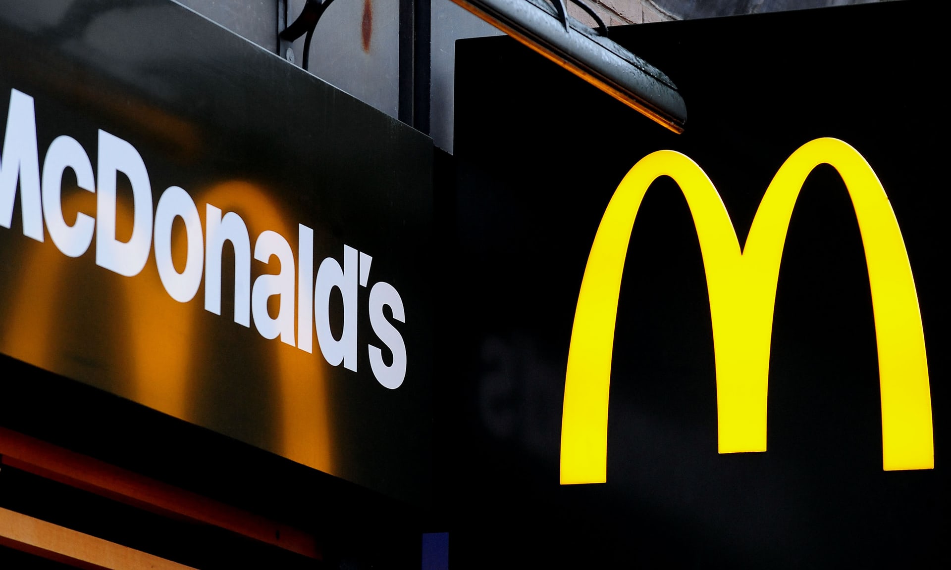 Londra’da McDonald’s’a giden müslüman öğrenciye başörtüsünü çıkartmadığı için servis yapılmadı