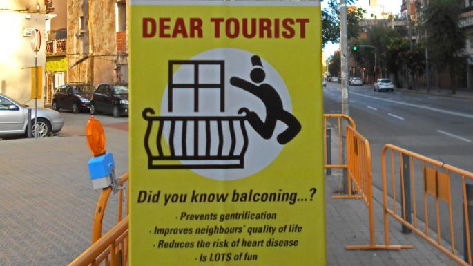 Barcelona protesters urge British tourists to jump off hotel balconies