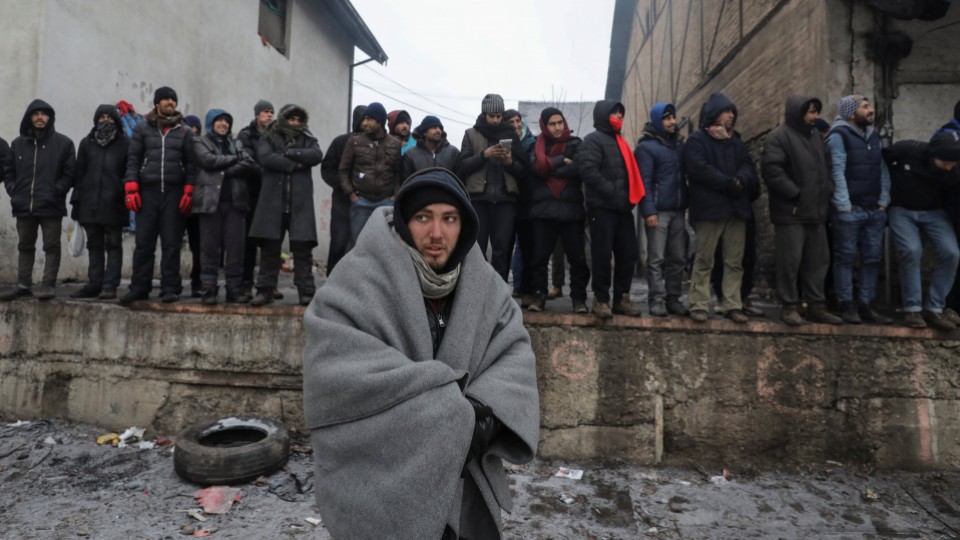 Thousands of refugees stuck in Serbian camps