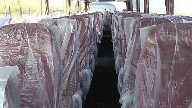 Fransa’da sığınmacıları taşıyan otobüs hijyen gerekçesiyle plastikle kaplandı!
