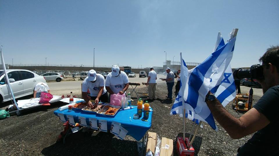 Right-wing Israelis stage BBQ outside prison to taunt Palestinian hunger strikers