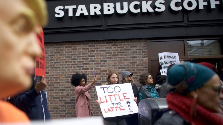 Starbucks, sipariş vermek için arkadaşlarını bekleyen müşterileri gözaltına aldırdı