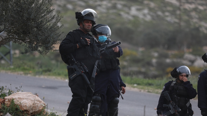Israeli occupation forces detain 20 Palestinians from across the occupied territories