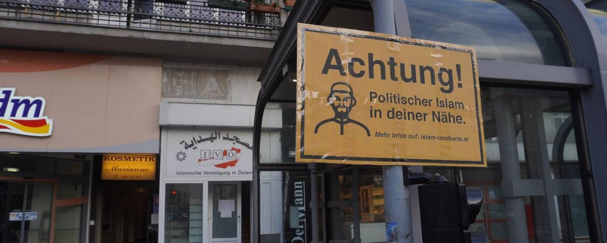 Avusturya’da sokaklara Müslümanlara karşı ırkçı tabelalar asıldı