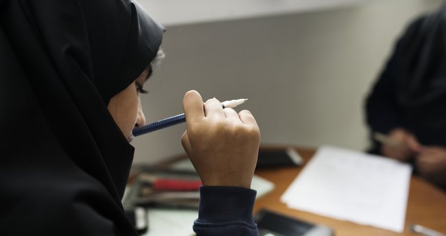 ABD’de Müslüman bir öğrencinin zorla başörtüsü çıkarıldı