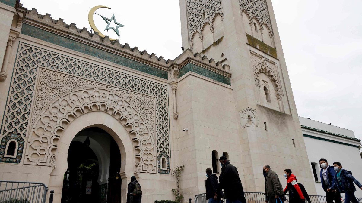 Fransa camileri ve Müslüman kuruluşları kapatmaya devam ediyor